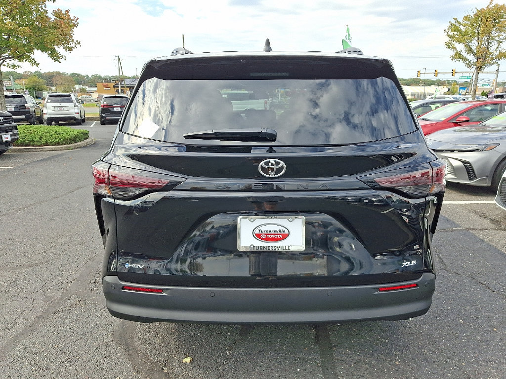 Used 2026 Toyota Sienna XLE FWD image 5