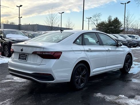 Certified 2024 Volkswagen Jetta SE w/ Panoramic Sunroof Package image 3