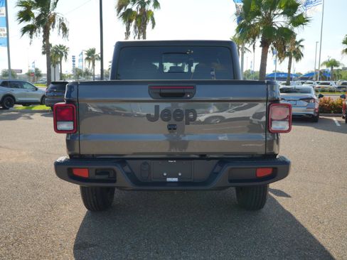 Used 2024 Jeep Gladiator Sport AWD/4WD image 9