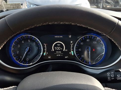 Used 2024 Chrysler Pacifica Touring-L image 22