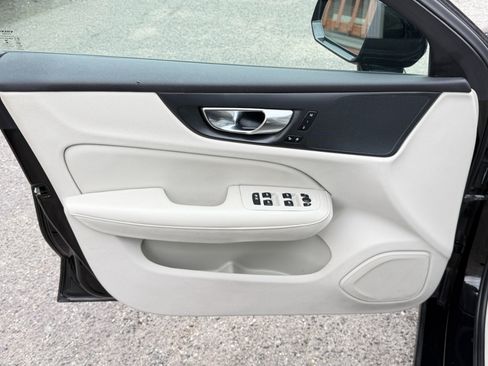 Used 2020 Volvo S60 T5 Momentum w/ Protection Package image 16