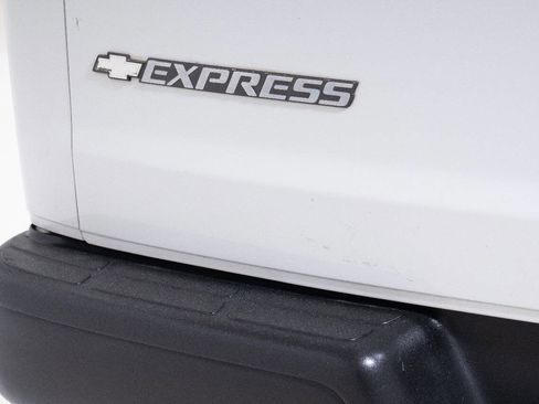 Used 2018 Chevrolet Express 2500 w/ Enhanced Convenience Package RWD image 20