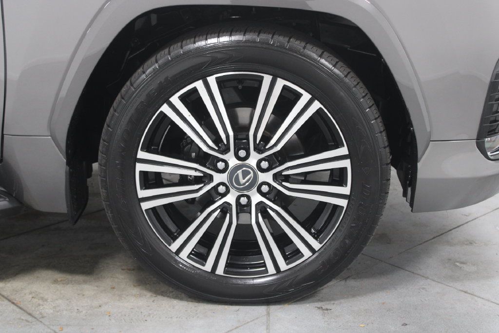 Used 2024 Lexus LX 600 4WD w/ Luxury Package image 13
