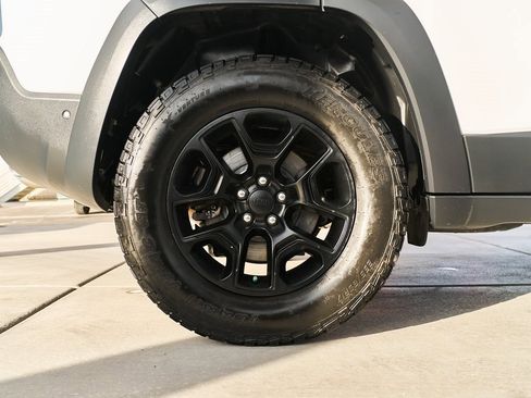 Used 2019 Jeep Cherokee Trailhawk image 12