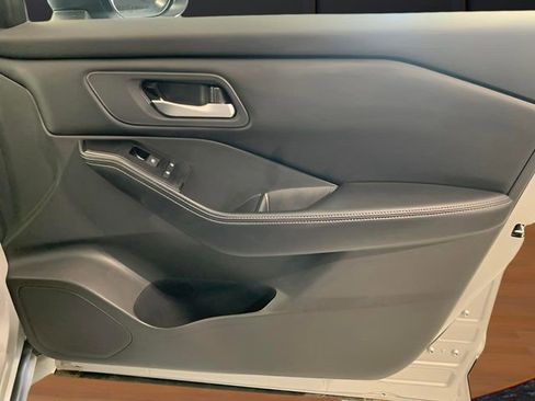 Used 2024 Nissan Rogue SV image 35