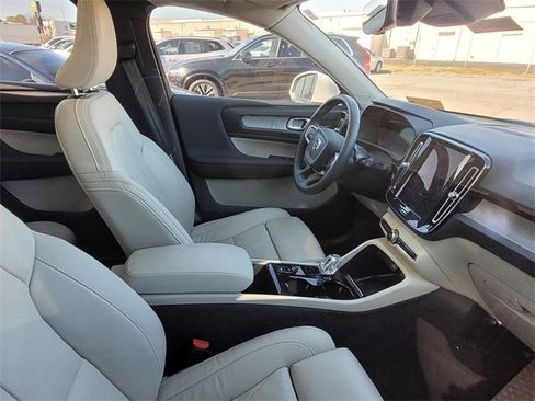 Certified 2024 Volvo XC40 B5 Ultimate w/ Protection Package Premier image 10