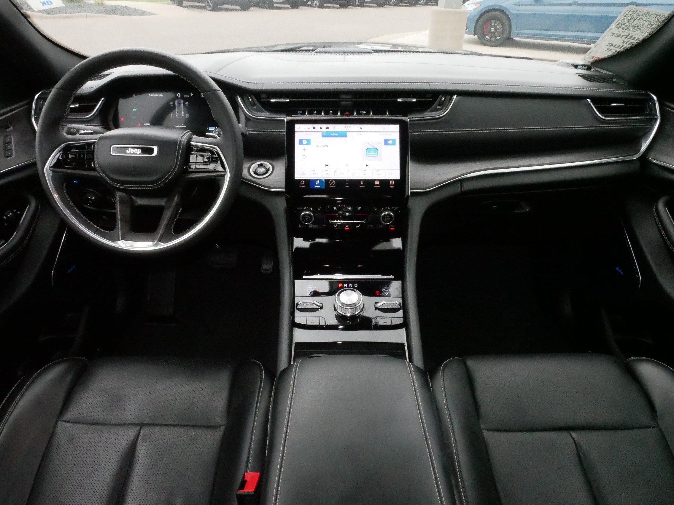 Used 2023 Jeep Grand Cherokee Overland w/ Luxury Tech Group IV AWD/4WD image 10