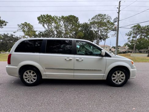 Used 2014 Chrysler Town & Country Touring image 3