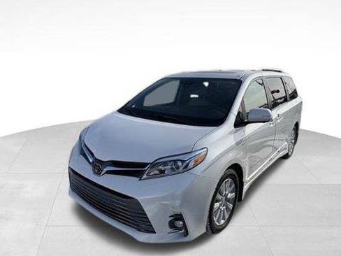 Used 2020 Toyota Sienna Limited Premium image 2