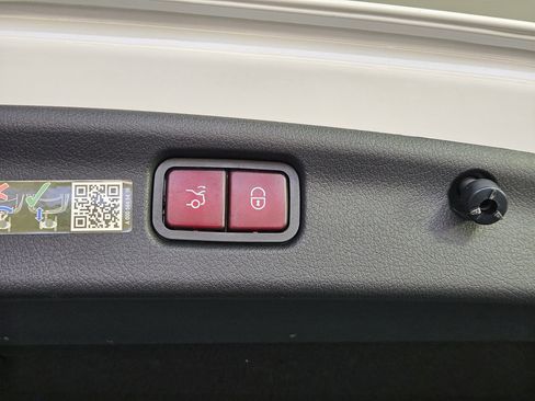 Used 2025 Mercedes-Benz C 300 Sedan image 15