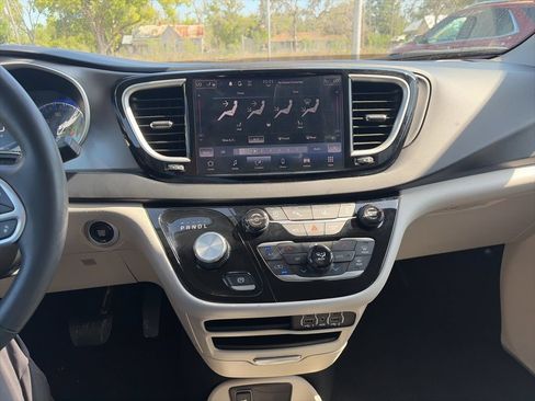 Used 2024 Chrysler Pacifica Touring-L FWD image 20