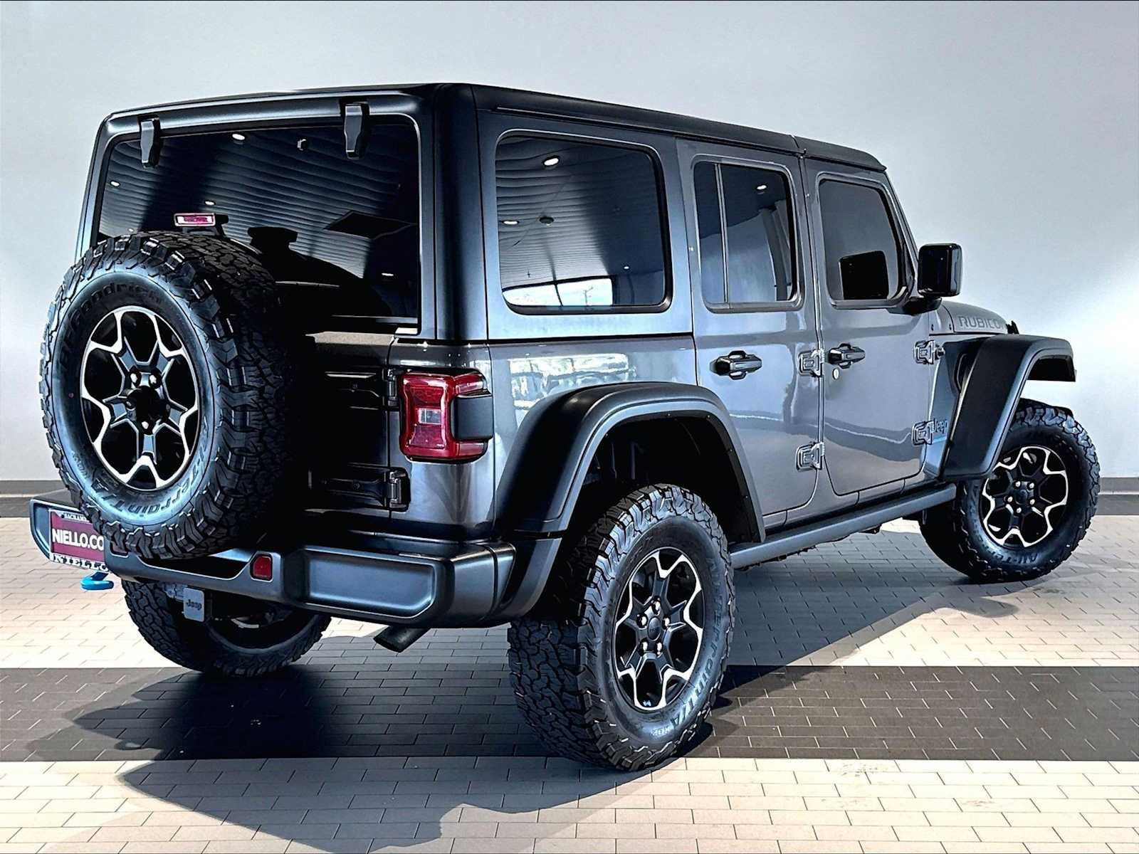 Used 2023 Jeep Wrangler Unlimited Rubicon 4xe w/ Cold Weather Group AWD/4WD image 10