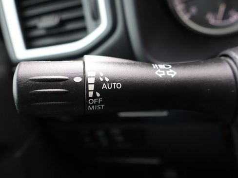 Used 2018 Nissan Titan SV w/ SV Convenience Package image 32