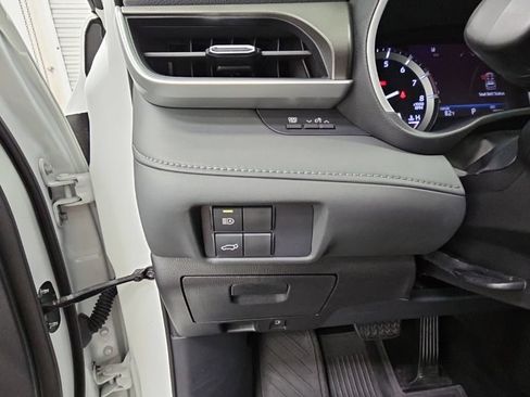 Used 2021 Toyota Highlander XLE AWD/4WD image 28
