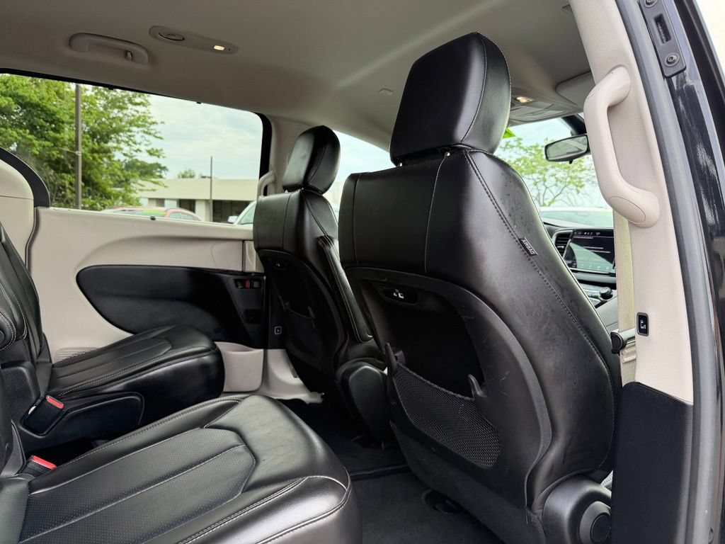 Used 2023 Chrysler Pacifica Touring-L FWD image 27