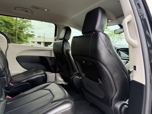 Used 2023 Chrysler Pacifica Touring-L FWD image 27