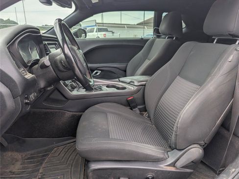 Used 2016 Dodge Challenger SXT RWD image 4