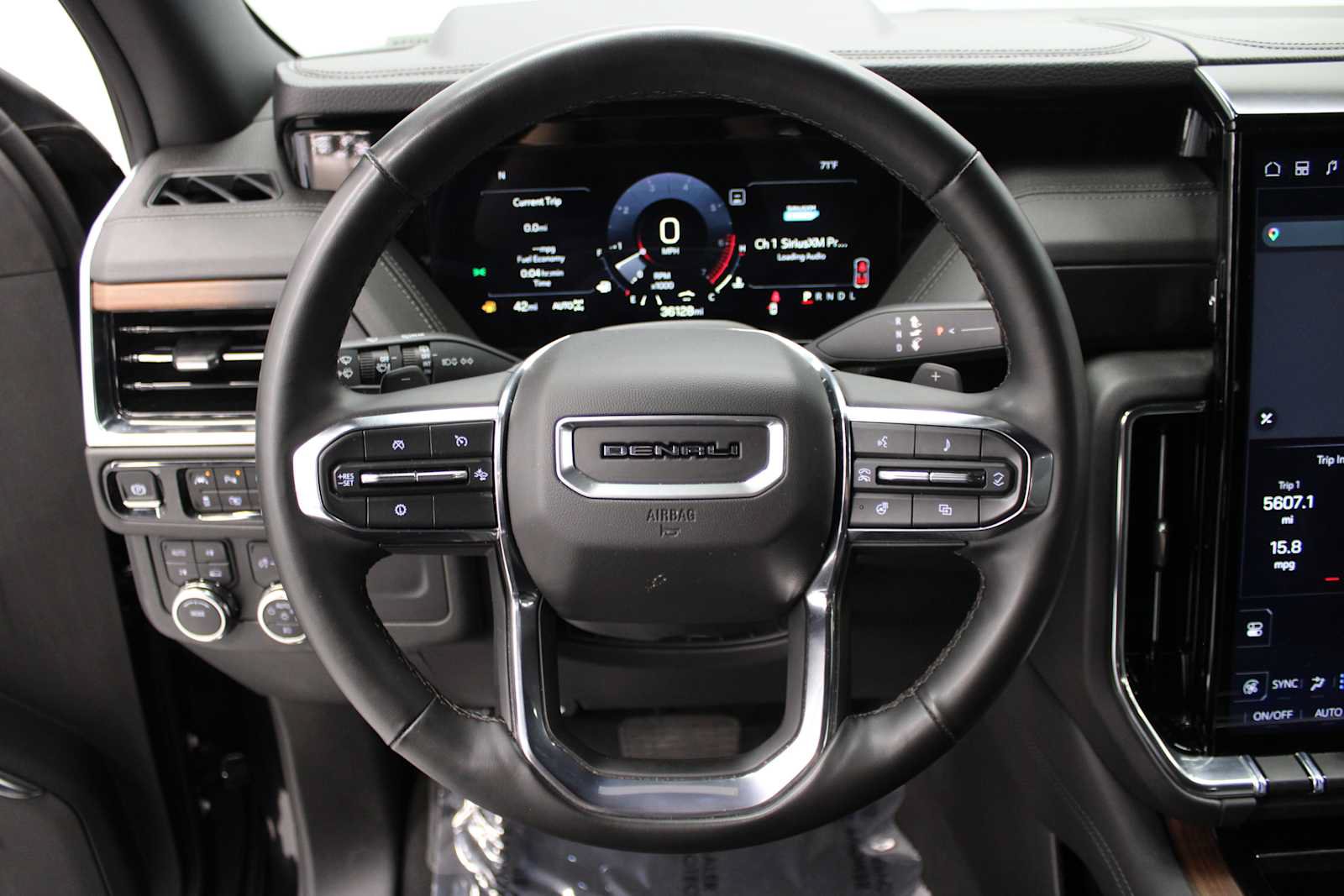 Used 2025 GMC Yukon XL Denali AWD/4WD image 25