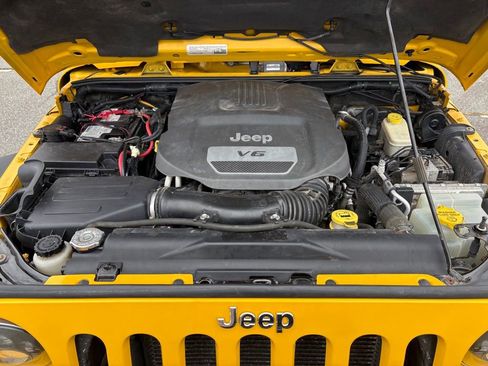 Used 2015 Jeep Wrangler Unlimited Rubicon w/ Connectivity Group image 31