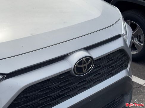 Used 2021 Toyota RAV4 XLE w/ Convenience Package image 7