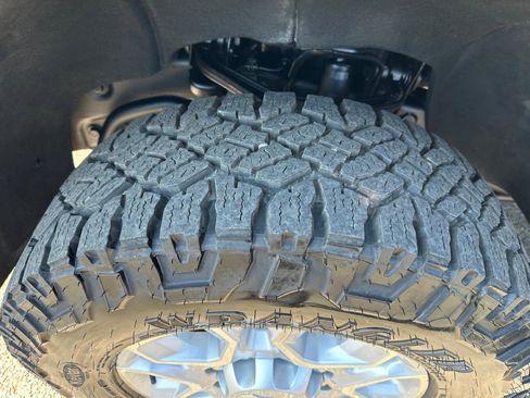 Used 2025 Chevrolet Silverado 2500 LT w/ Convenience Package image 12