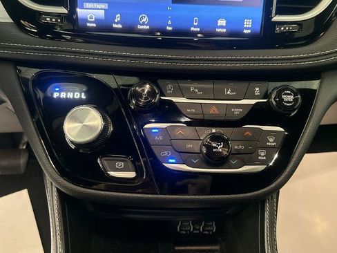 Used 2025 Chrysler Pacifica Limited FWD image 5