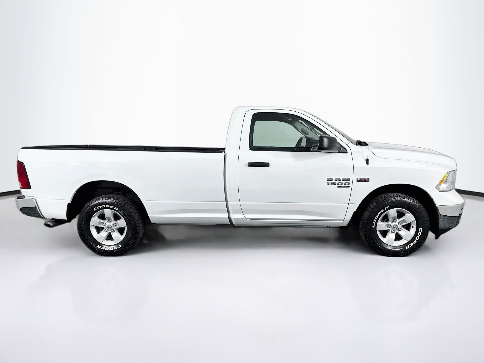 Used 2022 RAM 1500 Classic SLT AWD/4WD image 16