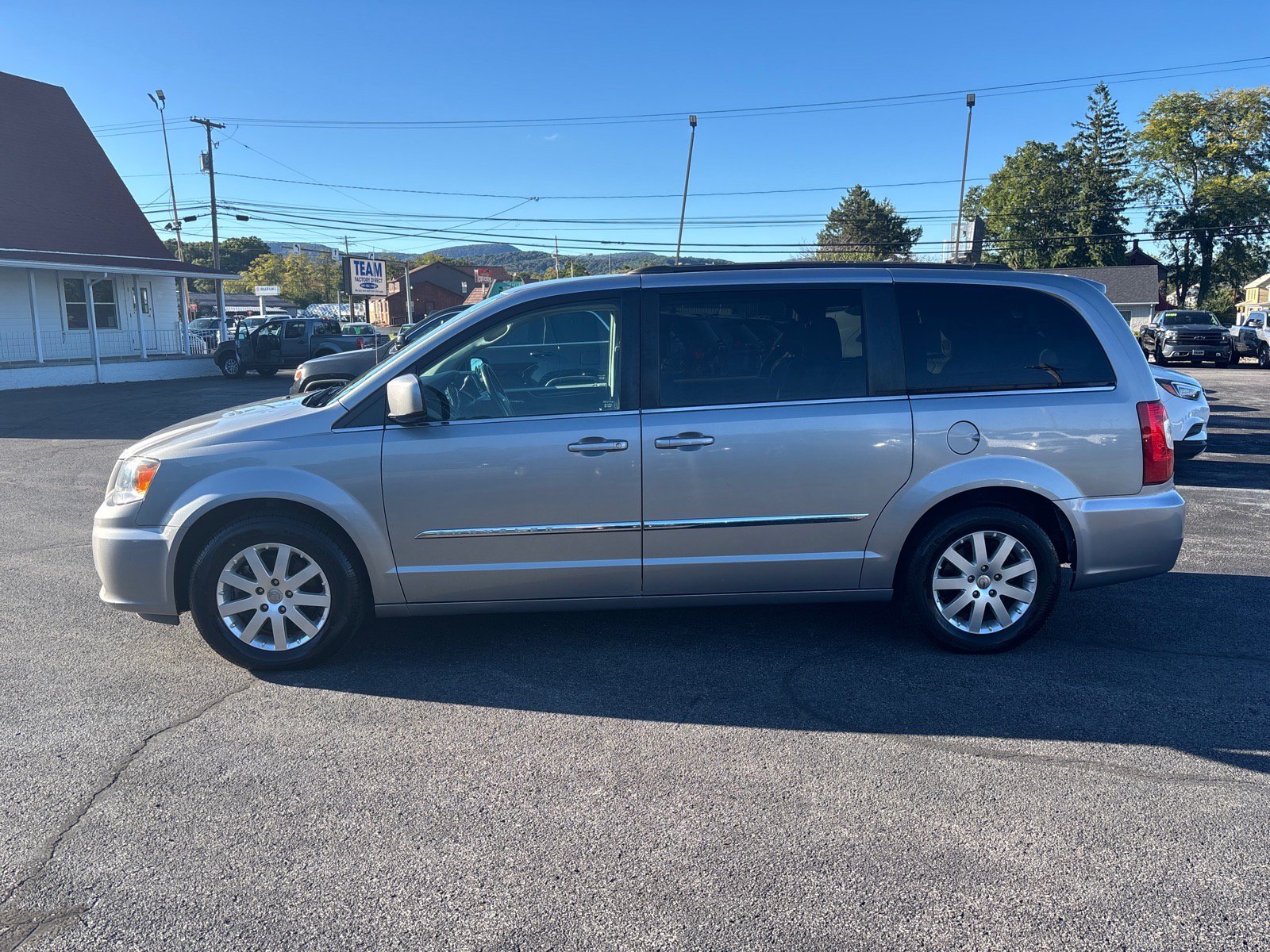 Used 2016 Chrysler Town & Country Touring FWD image 4
