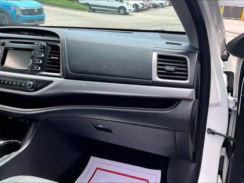 Used 2018 Toyota Highlander LE FWD image 21
