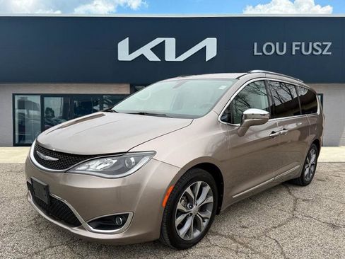 Used 2017 Chrysler Pacifica Limited w/ UConnect Theater Package image 1