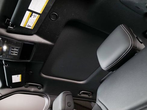 Used 2025 Land Rover Discovery Dynamic SE image 28