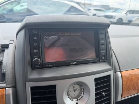 Used 2009 Chrysler Town & Country Limited w/ Entertainment Group #3 FWD image 11
