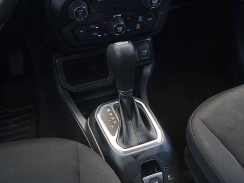 Used 2018 Jeep Renegade Altitude FWD image 21