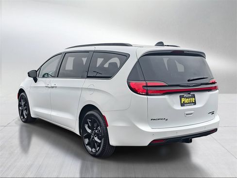 New 2026 Chrysler Pacifica Limited w/ S Appearance Package image 4