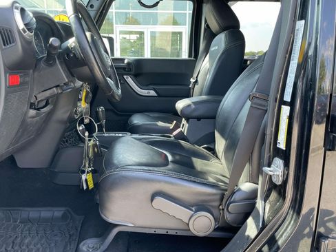 Used 2016 Jeep Wrangler Unlimited Rubicon AWD/4WD image 12