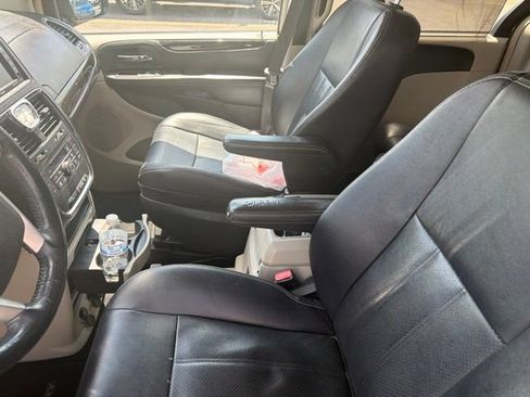 Used 2014 Chrysler Town & Country Touring-L w/ Driver Convenience Group FWD image 12