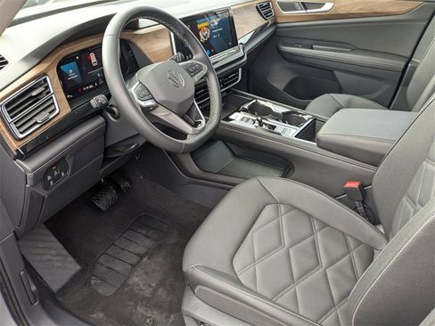 Used 2025 Volkswagen Atlas SE image 18