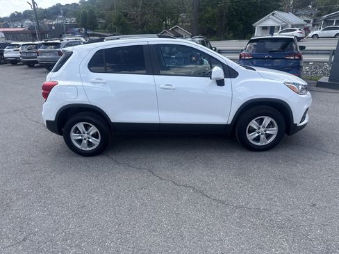 Used 2022 Chevrolet Trax LT w/ LT Convenience Package AWD/4WD image 2