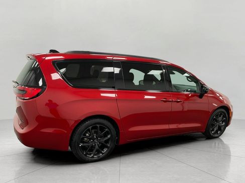 Used 2025 Chrysler Pacifica Limited FWD image 3