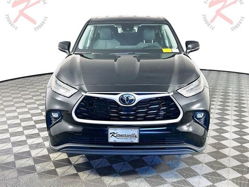 Used 2024 Toyota Highlander LE image 2