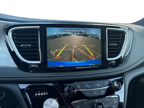 New 2026 Chrysler Pacifica Limited image 27