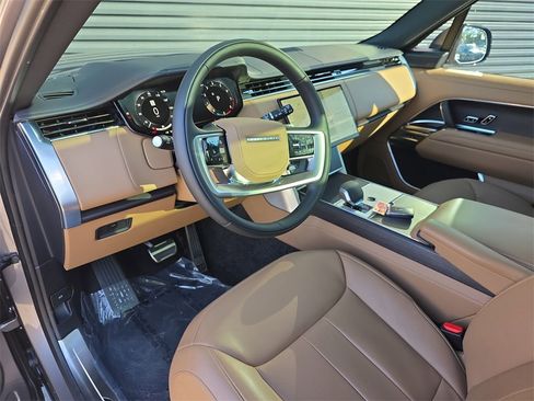 Used 2025 Land Rover Range Rover SE image 4