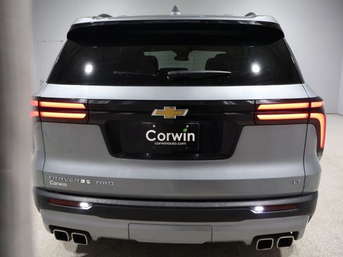 Used 2024 Chevrolet Traverse LT image 3
