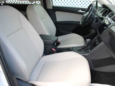 Used 2018 Volkswagen Tiguan SE w/ Panoramic Sunroof Package image 11