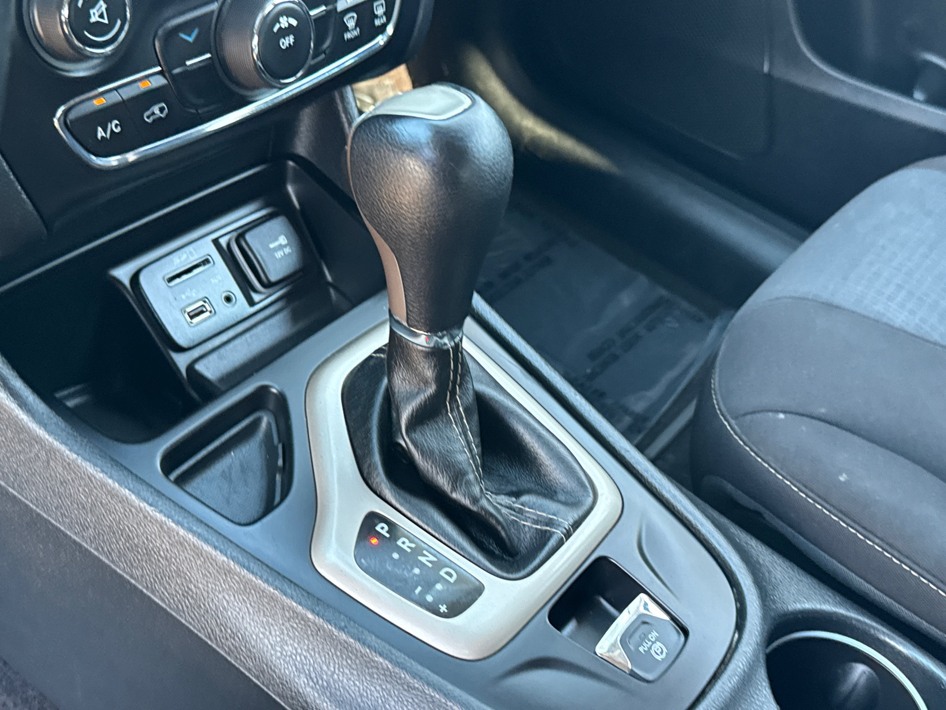Used 2017 Jeep Cherokee Latitude FWD image 19