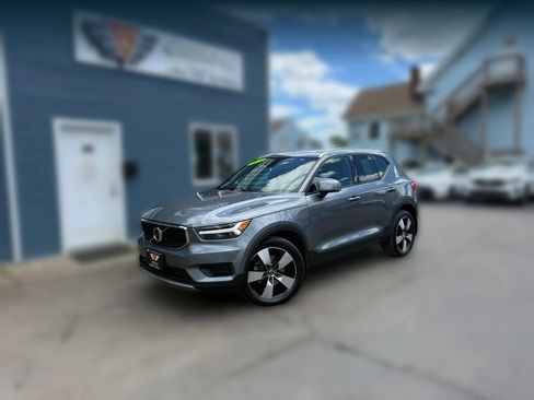 Used 2019 Volvo XC40 T5 Momentum AWD/4WD image 1