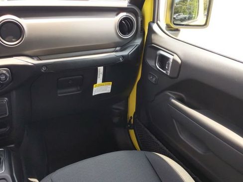 Used 2023 Jeep Gladiator Sport AWD/4WD image 16