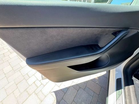 Used 2021 Tesla Model Y Long Range AWD/4WD image 19