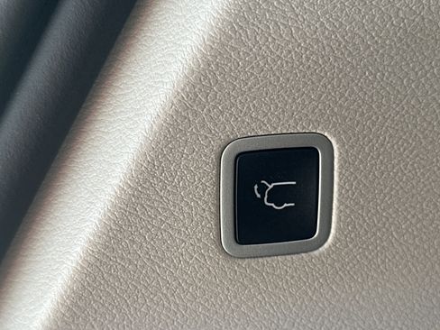Used 2023 Chrysler Pacifica Touring-L FWD image 18