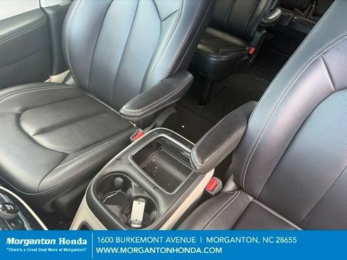 Used 2024 Chrysler Pacifica Touring-L FWD image 24